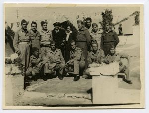 Γιατροί Γ' Τάγματος με τη σύζυγο του ανθυπίατρου