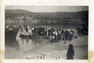 Γυναίκες εξόριστες στο Τρίκερι περιμένοντας να ξεφορτώσουν το καϊκι