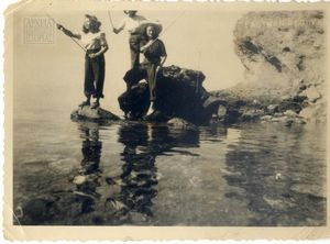 Γυναίκες εξόριστες στο Τρίκερι ψαρεύουν