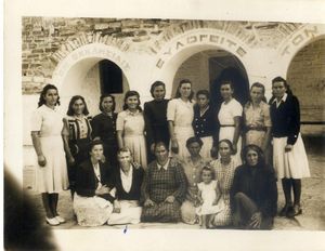 Γυναίκες εξόριστες στο Τρίκερι μπροστά από το Μοναστήρι
