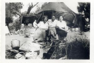 Γυναίκες εξόριστες στο Τρίκερι στις σκηνές τους