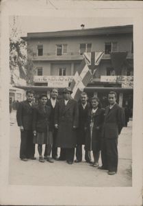 Μπροστά απο τα γραφεία της ΕΠΟΝ Λάρισας-το προεδρείο του συμβουλίου περιοχής Θεσσαλίας