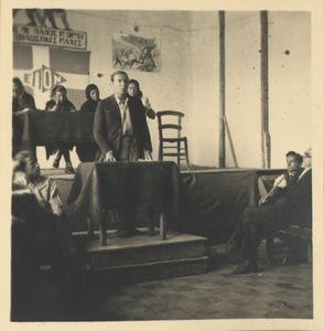 Οι επονίτες παρελαύνουν απ΄το βήμα