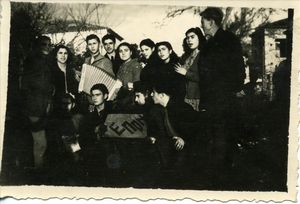 Χριστούγεννα 1944 - Επονίτες της Πρέβεζας τραγουδούν τα κάλαντα