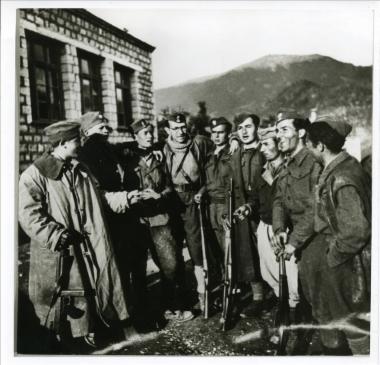 Η πρώτη υποδειγματική Διμοιρία ΕΠΟΝ-ΕΛΑΣ στο Καρπενήσι. Ιδρύθηκε τον Απρίλη του 1943