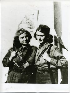 Η Γεωργία Παληγιαννοπούλου-Καλίνου και η Μαρία Φέρλα-Μπεΐκου διοικητίνα και καπετάνισα στην υποδειγματική Διμοιρία ΕΠΟΝ-ΕΛΑΣ της ΧΙΙΙ Μεραρχίας (Ρούμελη). Και οι δύο με το βαθμό του ανθυπολοχαγού