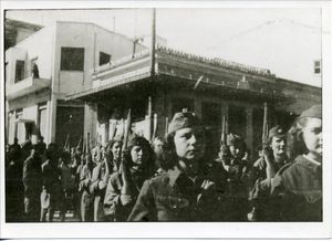 Η Διμοιρία ΕΠΟΝ του Στρατηγείουτης ΧΙΙΙ Μεραρχίας ΕΛΑΣ σε παρέλαση κατά την είσοδο στη Λαμία