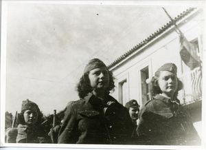 Η Διμοιρία ΕΠΟΝ του Στρατηγείουτης ΧΙΙΙ Μεραρχίας ΕΛΑΣ σε παρέλαση κατά την είσοδο στη Λαμία