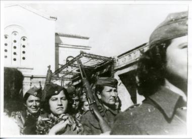 Η Διμοιρία ΕΠΟΝ του Στρατηγείουτης ΧΙΙΙ Μεραρχίας ΕΛΑΣ σε παρέλαση κατά την είσοδο στη Λαμία