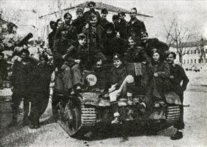 Επονίτες αντάρτες και αντάρτισσες σε γερμανικό τάνκς μετά την απελευθέρωση των Ιωαννίνων