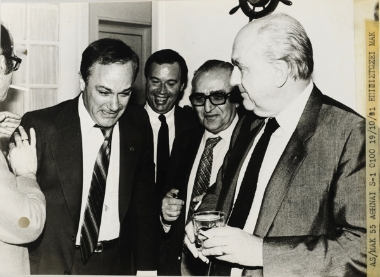 Ο Ανδρέας Παπανδρέου μεταξύ οπαδών