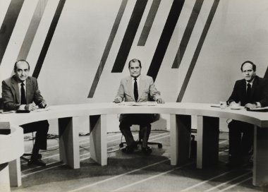 Ο Κ. Μητσοτάκης, ο Α. Αμπατιέλος και ο Γ. Αρσένης στο τηλεοπτικό στούντιο της ΕΡΤ1