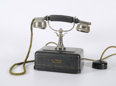 Desktop telephone device by Bell Telephone Manufacturing Company