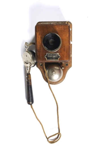Berliner wall telephone device