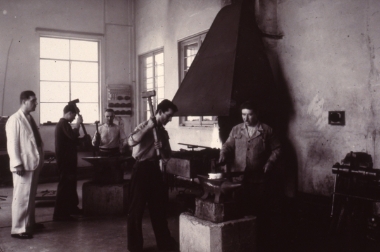 Device repair workshop