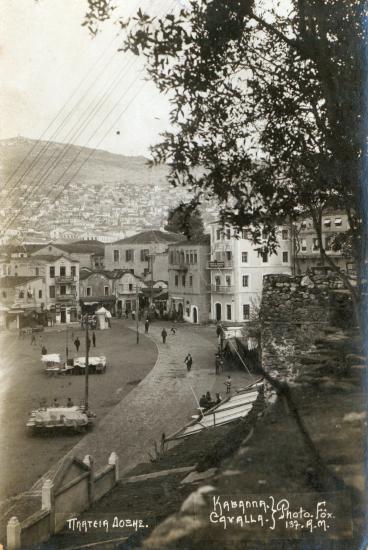 Η πλατεία Δόξης (σημερινή πλατεία Καραολή και Δημητρίου.