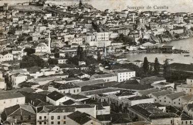 Άποψη του κέντρου της πόλης με καπναποθήκες, το Τέμενος του Ιμπραήμ Πασά (Ναός Αγίου Νικολάου) και τη δυτική πλευρά της χερσονήσου της Παναγίας.