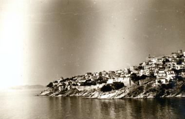 Άποψη της νοτιοανατολικής πλευράς της χερσονήσου της Παναγίας από το ύψος του παλιού νοσοκομείου.