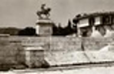 Άποψη του αγάλματος του Μεχμέτ Αλή και της οικίας του.