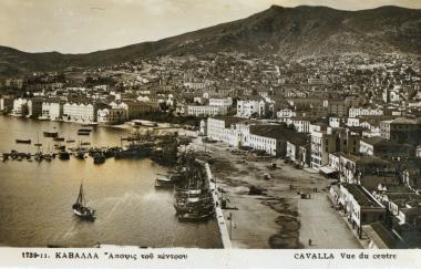 Πανοραμική άποψη του κέντρου της Καβάλας με το παλιό λιμάνι και τις παραλιακές καπναποθήκες.