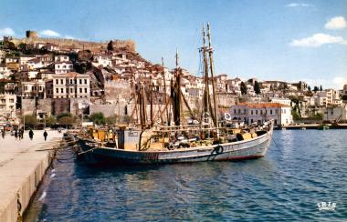 Μέρος του λιμανιού της πόλης με ψαροκάικα σε πρώτο πλάνο.