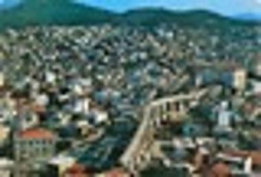 Άποψη της πόλης από την Ακρόπολη. Στο κέντρο της φωτογραφίας διακρίνεται το Υδραγωγείο (Καμάρες).