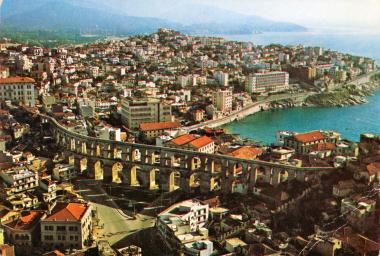 Η ανατολική πλευρά του Υδραγωγείου της Καβάλας (Καμάρες) από ψηλά.