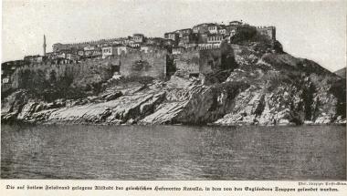 Το βορειοανατολικό τμήμα της χερσονήσου της Παναγίας με τμήμα του παράλιου τείχους, την Ακρόπολη και το μιναρέ του τεμένους του Καδή Αχμέτ Εφέντη.