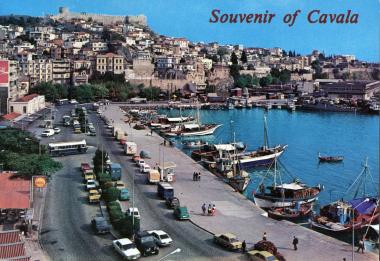 Άποψη της παραλίας με την Ακρόπολη, τμήμα του παράλιου τείχους, το Ιμαρέτ και το ναό της Παναγίας.