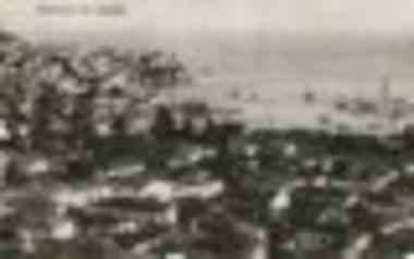 Άποψη του κέντρου της Καβάλας με το παλιό λιμάνι, τις καπναποθήκες της περιοχής, και τη δυτική άποψη της χερσονήσου της Παναγίας.