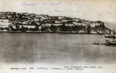 Το νοτιοδυτικό άκρο της χερσονήσου της Παναγίας με το παράλιο τείχος σε πρώτο πλάνο.