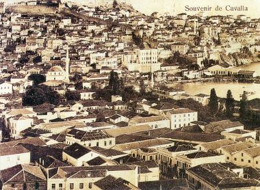 Πανοραμική άποψη της Καβάλας όπου διακρίνονται η δυτική πλευρά της παλιάς πόλης και μέρος του νέου εκτός των τειχών τμήματός της.