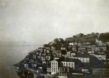 Η βορειοανατολική πλευρά της χερσονήσου της Παναγίας με τμήμα των τειχών και καπναποθήκες της περιοχής.