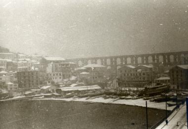 Η περιοχή του καρνάγιου από την πλευρά του πρώην νοσοκομείου χιονισμένη.