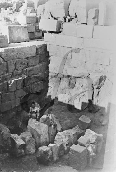 Une femme dans les vestiges du temple d'Apollo