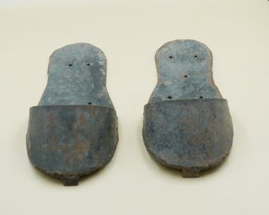 Weight of diver's shoes