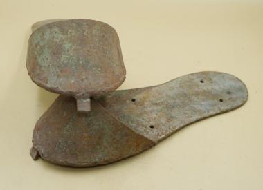 Weight of diver's shoes