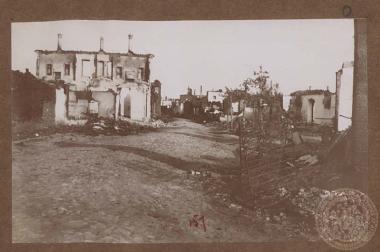 Κατεστραμμένο και πυρπολημένο σπίτι σε γειτονιά των Σερρών.