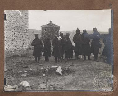 Έλληνες στρατιώτες μεταξύ των οποίων και ιατρός, νοσοκόμος ή τραυματιοφορέας με περιβραχιόνιο του ερυθρού σταυρού.