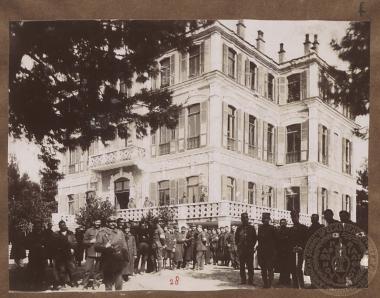 Έλληνες στρατιώτες, πολλοί με περιβραχιόνιο του ερυθρού σταυρού έξω από την έπαυλη Αλλατίνι, στη Θεσσαλονίκη.