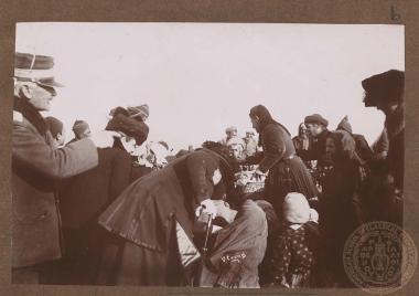 Η Βασίλισσα Όλγα με τις συνοδούς της διανέμει τροφή και ρούχα σε παιδιά σε προσφυγική κατασκήνωση.