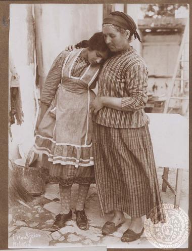 Αγκαλιασμένες με πόνο μάνα και κόρη (ίσως πρόσφυγες).