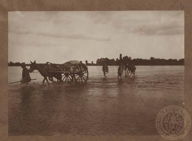 Άμαξες του ελληνικού στρατού διασχίζουν το Νέστο ποταμό.