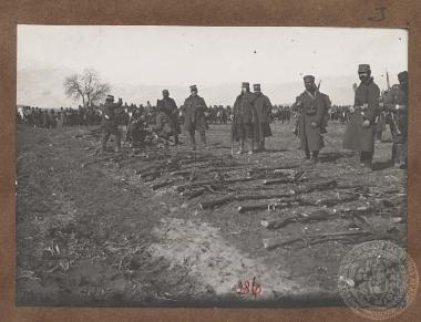 Έλληνες στρατιώτες μπροστά από τουρκικό οπλισμό (τουφέκια), λάφυρα της μάχης του Σαρανταπόρου.