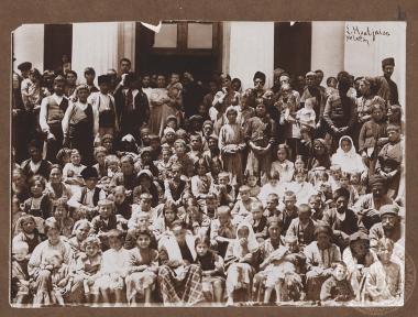 Συγκεντρωμένο πλήθος (κυρίως γυναικόπαιδα και πιθανότατα πρόσφυγες) έξω από κτίριο στη Μυτιλήνη.