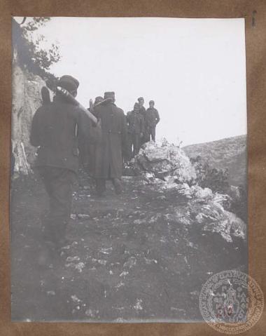 Μεταφορά πολεμοφοδίων (βλημάτων) από ορεινό πέρασμα στο μέτωπο, πιθανόν αυτό της Ηπείρου.