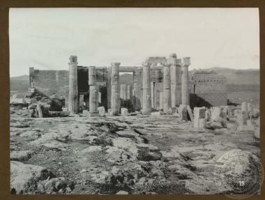 Εσωτερική άποψη των Προπυλαίων της Ακρόπολης.