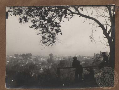 Έλληνες στρατιώτες αγναντεύουν την πόλη της Βέροιας.