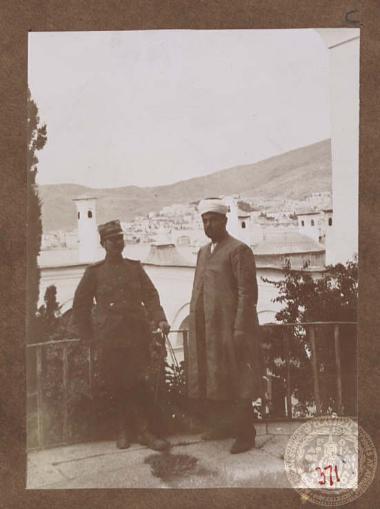 Ο Λοχαγός του Πυροβολικού Κωνσταντίνος Μαζαράκης - Αινιάν με άγνωστο άνδρα στα δεξιά του.