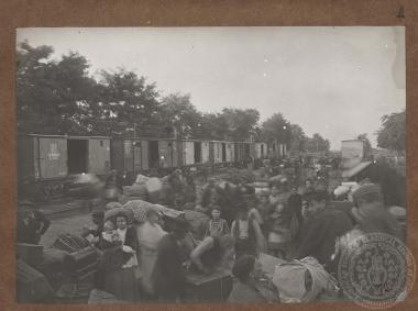 Αμαξοστοιχία αποβιβάζει πρόσφυγες από την Ξάνθη σε ελληνικό έδαφος, στο σιδηροδρομικό σταθμό του Οκτσιλάρ (Τοξότες).